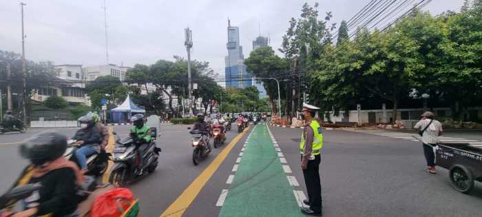 Polisi Kini 'Dipersenjatai' Ponsel untuk Tilang Pelanggar Lalu Lintas Polisi Kini 'Dipersenjatai' Ponsel untuk Tilang Pelanggar Lalu Lintas