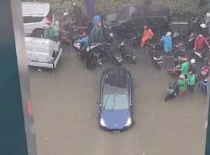 Tesla Terendam Banjir Jakarta: Ponsel Kecebur Direndam Beras, Kalau Mobil?