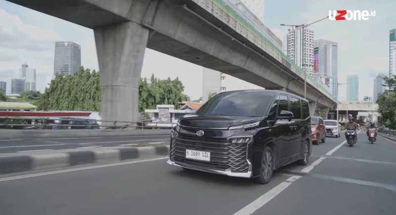 Test Drive Toyota Voxy: Kalau Alphard Kemahalan, Ini Aja!