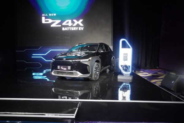 Komparasi Lexus UX-300e vs Toyota bZ4X, Cuma Beda Rp200 Jutaan Komparasi Lexus UX-300e vs Toyota bZ4X, Cuma Beda Rp200 Jutaan