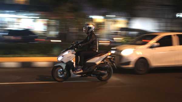 Cara Aman Berkendara Motor di Malam Hari, Pastikan Lampu Berfungsi! Cara Aman Berkendara Motor di Malam Hari, Pastikan Lampu Berfungsi!