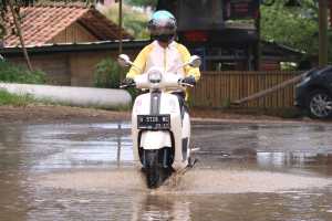 Cara Biar Gak Kepeleset Saat Naik Motor di Jalanan Licin Musim Hujan