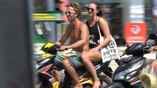 Marak Bule Telanjang Dada Tanpa Helm Naik Motor di Bali, Gimana Aturannya? Marak Bule Telanjang Dada Tanpa Helm Naik Motor di Bali, Gimana Aturannya?