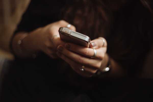 Diduga Promosikan Judi Online, 2 Selebgram Sumbar Ditangkap Polisi Diduga Promosikan Judi Online, 2 Selebgram Sumbar Ditangkap Polisi