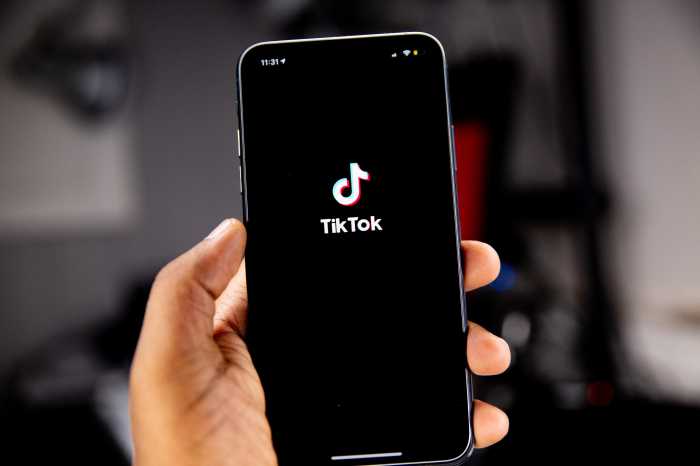 Diminta Kominfo, TikTok <i>Take Down</i> Konten Ngemis 'Mandi Lumpur' Diminta Kominfo, TikTok <i>Take Down</i> Konten Ngemis 'Mandi Lumpur'