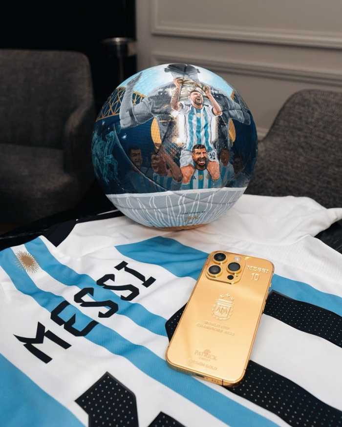 Messi Bagi-bagi iPhone 14 Berlapis Emas 24K Buat Skuad Argentina Messi Bagi-bagi iPhone 14 Berlapis Emas 24K Buat Skuad Argentina
