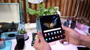 Uzone Choice Award 2022: Samsung Z Fold4 Menang Smartphone for Productivity