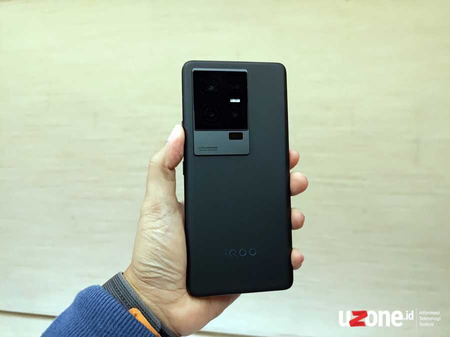 VIDEO: Hands-on iQOO 11, Pertama Pakai Snapdragon 8 Gen 2!