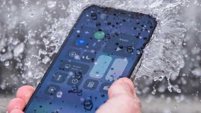 Tips Lindungi Smartphone Saat Musim Hujan Biar Gak Kemasukan Air Tips Lindungi Smartphone Saat Musim Hujan Biar Gak Kemasukan Air