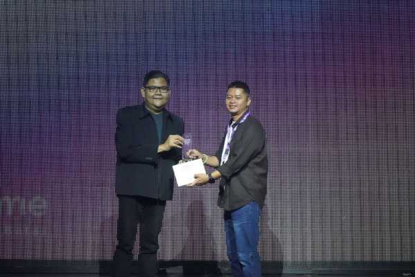 Uzone Choice Award 2022: Oppo Find X5 Pro Jadi Best Smartphone for Creators Uzone Choice Award 2022: Oppo Find X5 Pro Jadi Best Smartphone for Creators