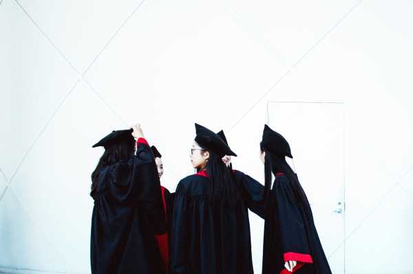 Tips buat Fresh Graduate yang Galau Pilih Kerja di BUMN atau Startup Tips buat Fresh Graduate yang Galau Pilih Kerja di BUMN atau Startup