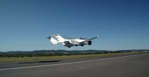 Mobil Terbang AirCar Berhasil Lepas Landas dan Mendarat