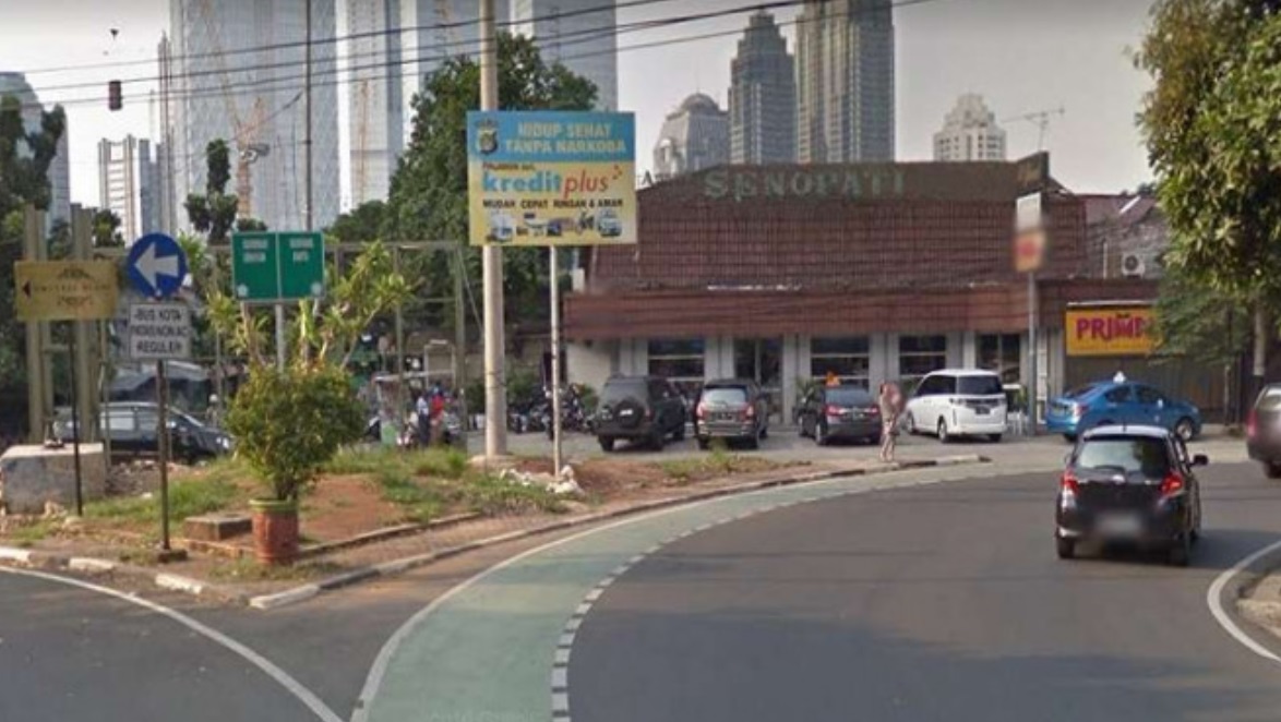 Melihat Posisi Apotek Senopati, Memang Rawan Ditabrak Mobil Melihat Posisi Apotek Senopati, Memang Rawan Ditabrak Mobil