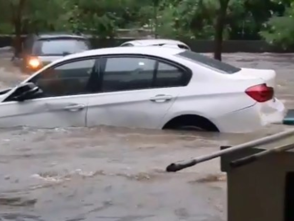 Dibalik Rahasia BMW Hanyut Terbawa Banjir: Kedap Air Kayak Perahu Dibalik Rahasia BMW Hanyut Terbawa Banjir: Kedap Air Kayak Perahu