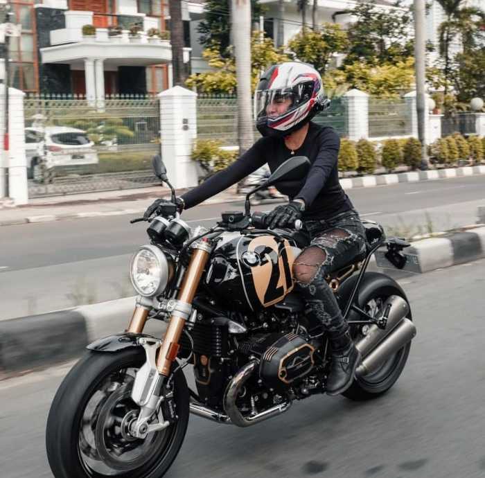 Intip Moge Nikita Mirzani untuk Nyopotin Baliho, Sama Dengan Ariel Noah Intip Moge Nikita Mirzani untuk Nyopotin Baliho, Sama Dengan Ariel Noah