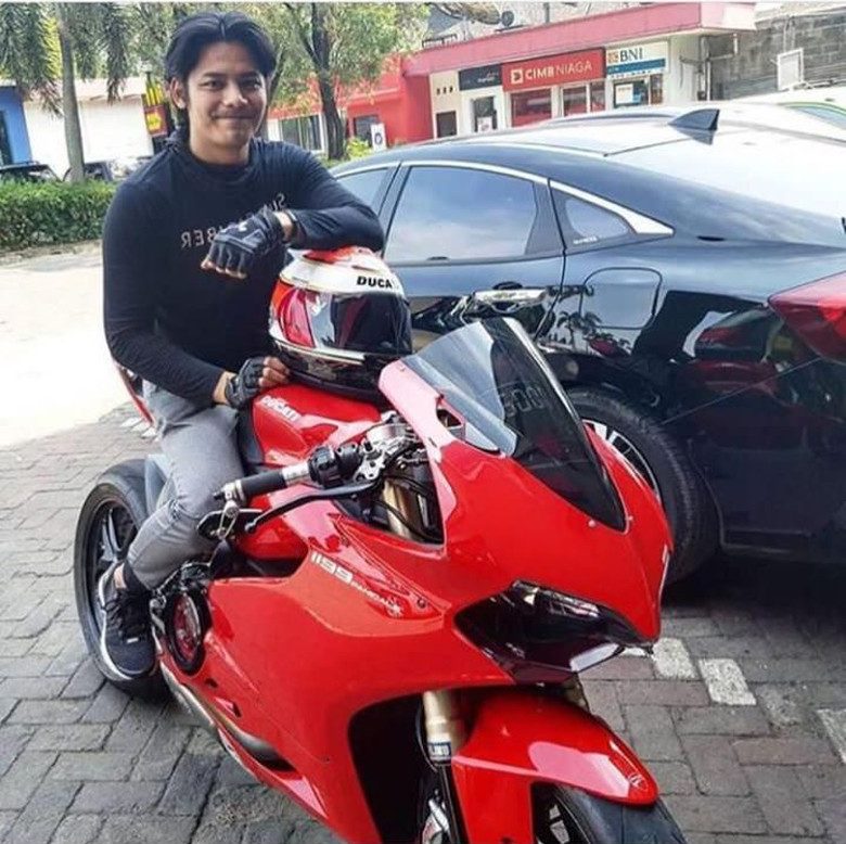 Ducati Panigale jadi Tunggangan Pria di Kamar Angel Lelga Ducati Panigale jadi Tunggangan Pria di Kamar Angel Lelga