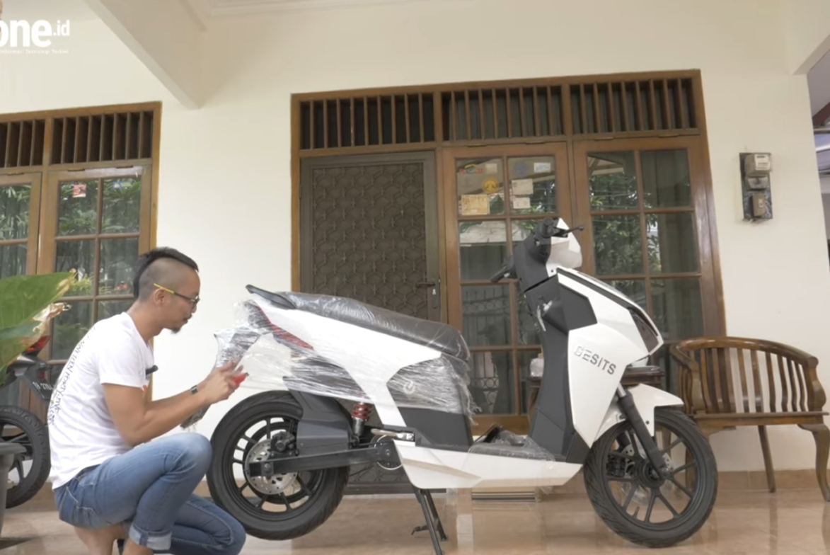 Unboxing Gesits, Motor Listrik Lokal yang Sempat Dianggap Barang Ghaib Unboxing Gesits, Motor Listrik Lokal yang Sempat Dianggap Barang Ghaib