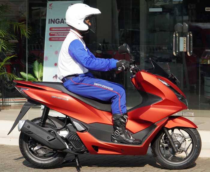 Begini Postur Riding yang Nyaman Buat Ngegas PCX 160 Begini Postur Riding yang Nyaman Buat Ngegas PCX 160