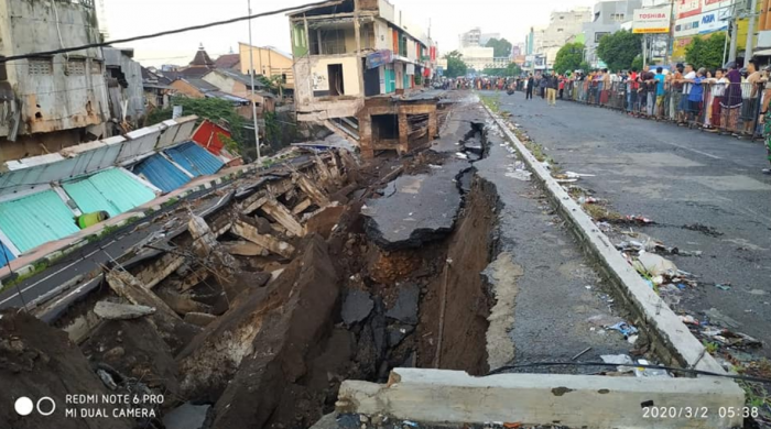 Video Mengerikan 9 Ruko Runtuh Seret Jalan Raya di Jember Video Mengerikan 9 Ruko Runtuh Seret Jalan Raya di Jember