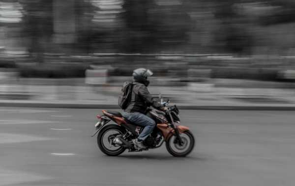 Motornya Ditabrak Mobil, Pengendaranya Gak Cedera Malah Silat Motornya Ditabrak Mobil, Pengendaranya Gak Cedera Malah Silat