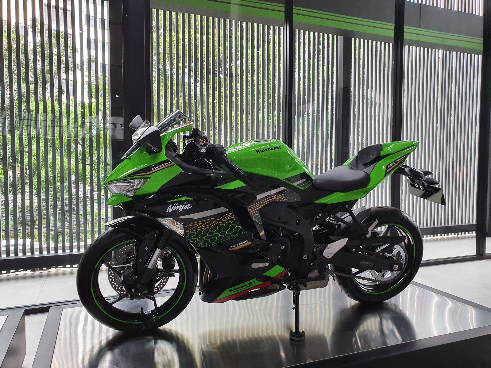VIDEO Review Kawasaki ZX-25R, Ninja 250 Seharga Daihatsu Ayla VIDEO Review Kawasaki ZX-25R, Ninja 250 Seharga Daihatsu Ayla