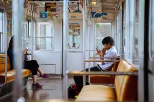 New Normal Dalam Gerbong KRL, Dilarang Bicara Lewat Telepon