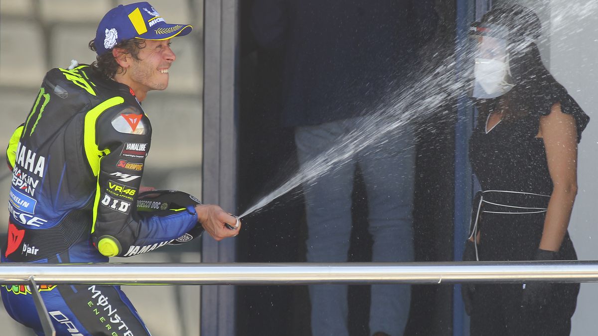 Selebrasi Valentino Rossi di Tribun Tanpa Penonton, Setelah 1 Tahun Lebih Gak Juara Selebrasi Valentino Rossi di Tribun Tanpa Penonton, Setelah 1 Tahun Lebih Gak Juara