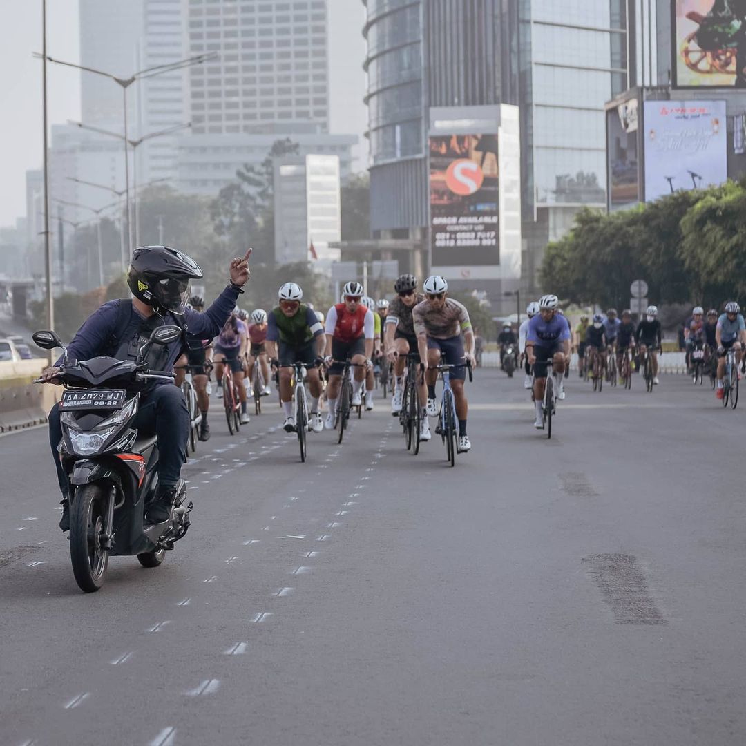 Pemotor Plat AA Acungkan Jari Tengah ke Rombongan Pesepeda, Dipuji Netizen Pemotor Plat AA Acungkan Jari Tengah ke Rombongan Pesepeda, Dipuji Netizen