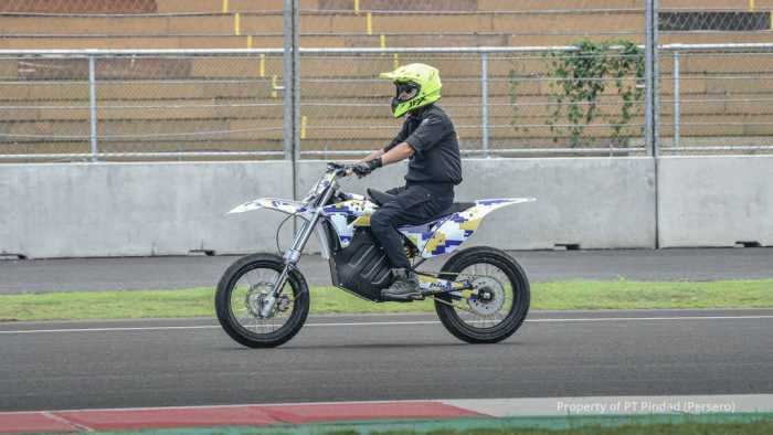 Melihat MotoEV Buatan Pindad Ngebut di Ajang WSBK Sirkuit Mandalika Melihat MotoEV Buatan Pindad Ngebut di Ajang WSBK Sirkuit Mandalika