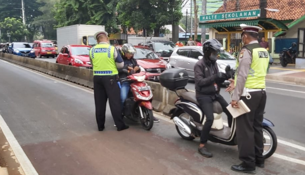 Tilang Bagi Motor dan Angkot Masuk Jalur Cepat di Margonda Depok Tilang Bagi Motor dan Angkot Masuk Jalur Cepat di Margonda Depok