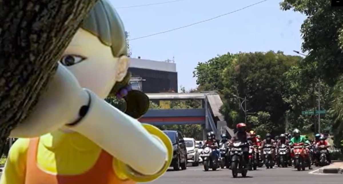 Seram, Boneka Squid Game Dipakai Kampanye CCTV E-TLE oleh Dishub Surabaya Seram, Boneka Squid Game Dipakai Kampanye CCTV E-TLE oleh Dishub Surabaya