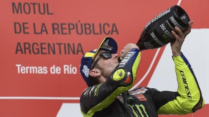 Valentino Rossi: Naik Podium, Jabat Tangan Marquez, Gak jadi Resign dari Yamaha? Valentino Rossi: Naik Podium, Jabat Tangan Marquez, Gak jadi Resign dari Yamaha?
