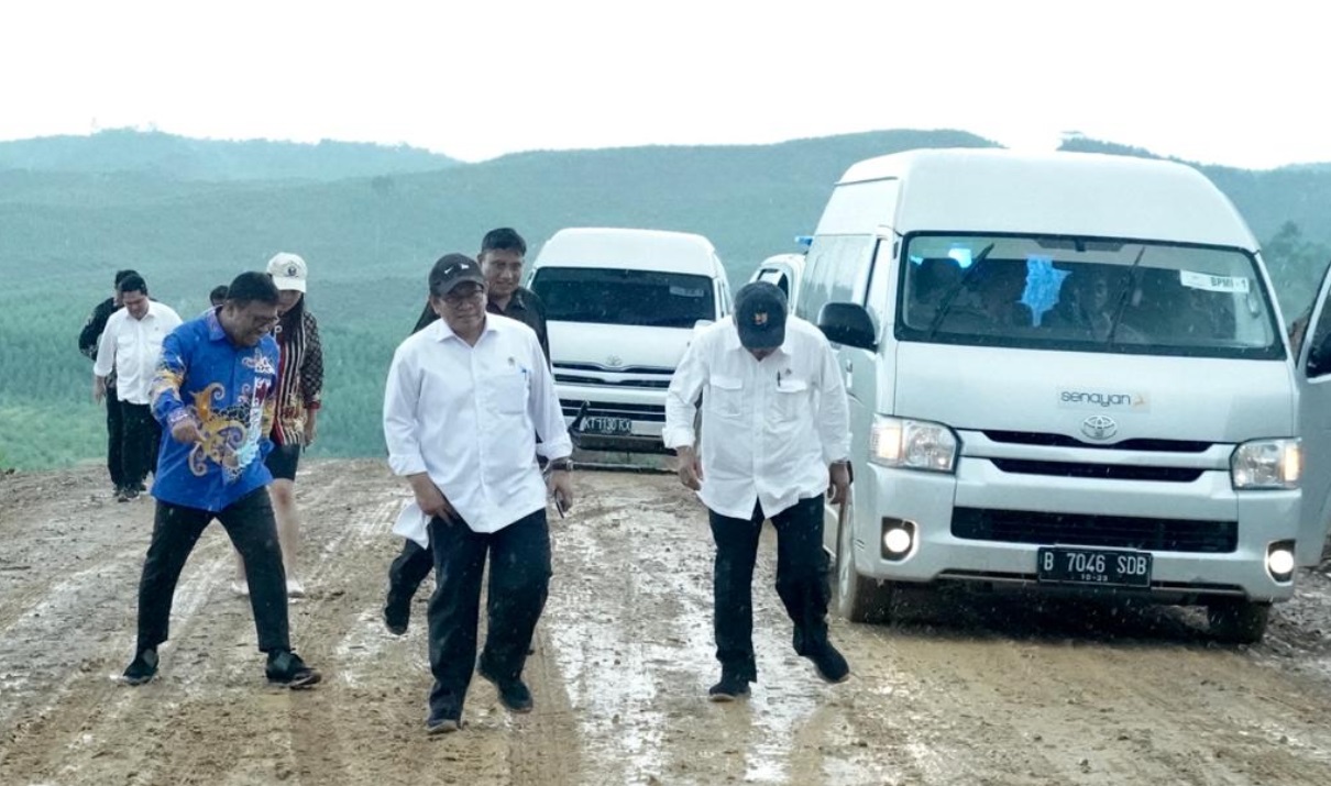 Toyota HiAce Bawa Rombongan Jokowi Nyerah saat Off Road di Ibu Kota Baru Toyota HiAce Bawa Rombongan Jokowi Nyerah saat Off Road di Ibu Kota Baru