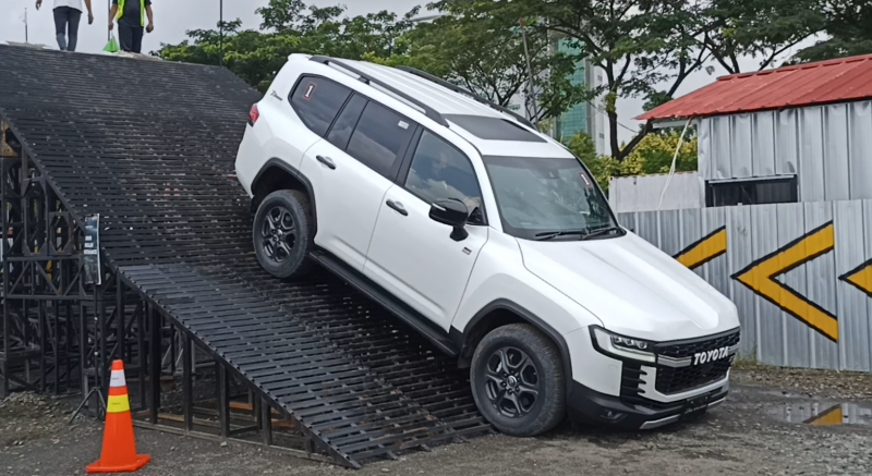 Inden 4 Tahun, Pemesanan Toyota Land Cruiser 300 Disetop Inden 4 Tahun, Pemesanan Toyota Land Cruiser 300 Disetop