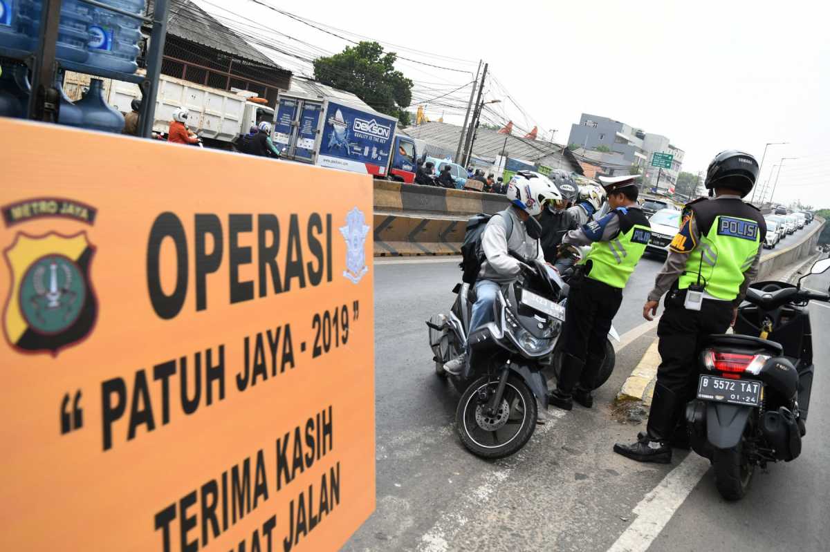 Polisi Mulai Periksa Kendaraan yang Nekat Keluar Jakarta Polisi Mulai Periksa Kendaraan yang Nekat Keluar Jakarta