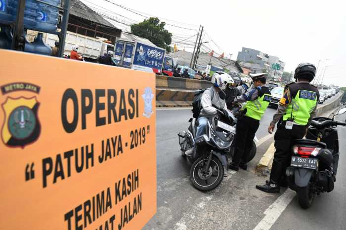 Polisi Mulai Periksa Kendaraan yang Nekat Keluar Jakarta Polisi Mulai Periksa Kendaraan yang Nekat Keluar Jakarta