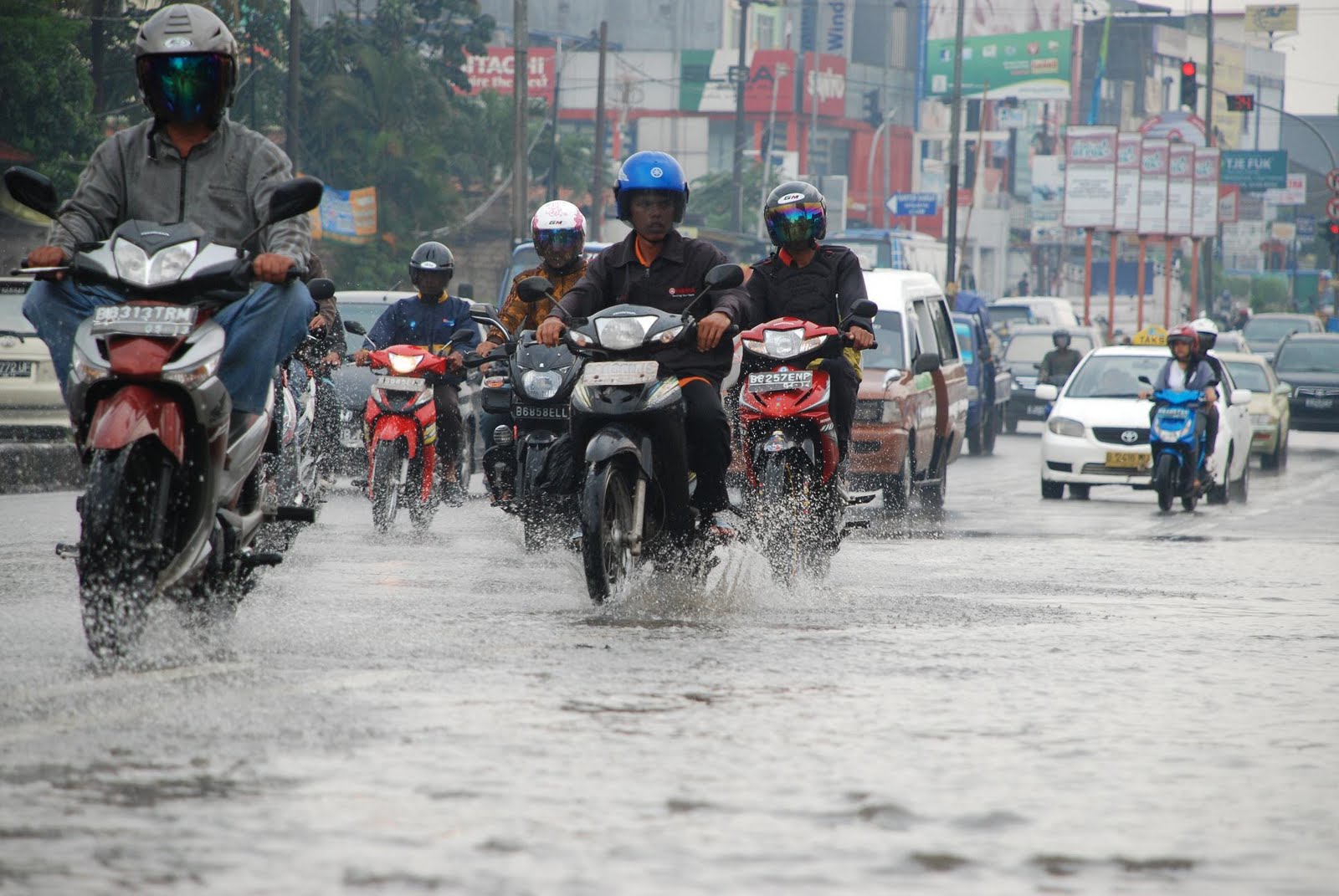 Ceceran Solar dan Hujan Bikin Jatuh Belasan Motor di Depok Ceceran Solar dan Hujan Bikin Jatuh Belasan Motor di Depok
