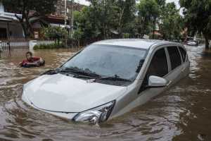 5 Tips Nyetir Mobil Matik Saat Terabas Banjir