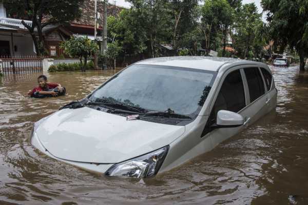 5 Tips Nyetir Mobil Matik Saat Terabas Banjir 5 Tips Nyetir Mobil Matik Saat Terabas Banjir