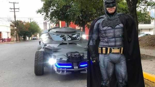 Batman Pakai Batmobile Turun ke Jalanan Lawan Virus Corona Batman Pakai Batmobile Turun ke Jalanan Lawan Virus Corona