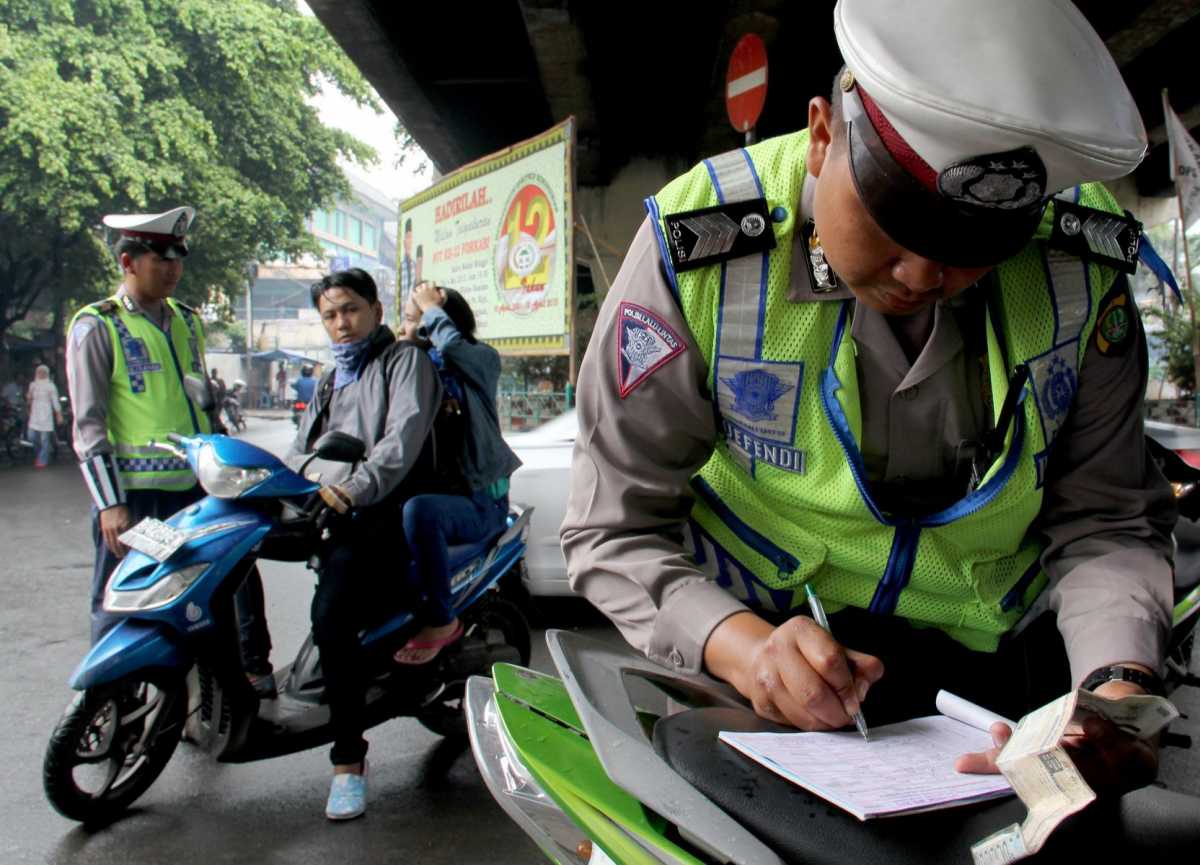 Helm Polisi Dipasang GoPro untuk Pantau dan Tindak Pelanggar Lalu Lintas Helm Polisi Dipasang GoPro untuk Pantau dan Tindak Pelanggar Lalu Lintas