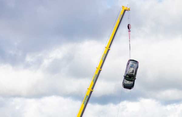 Uji Tabrakan Ekstrem, Volvo Jatuhkan Mobil dari Angkasa Uji Tabrakan Ekstrem, Volvo Jatuhkan Mobil dari Angkasa