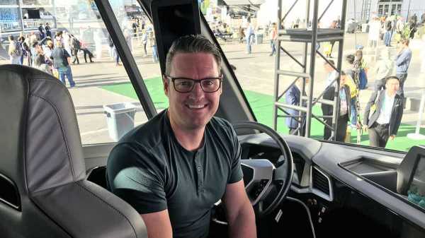 Mengenal Trevor Milton, Milarder Muda Baru Pesaing Elon Musk dari Tesla Mengenal Trevor Milton, Milarder Muda Baru Pesaing Elon Musk dari Tesla