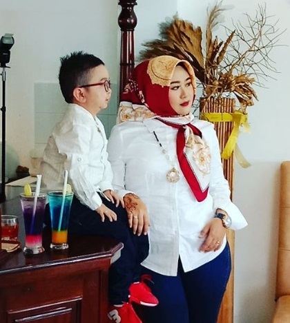 7 Potret Prewedding Daus Mini dan Selvie, Ada Insiden Asap Segala 7 Potret Prewedding Daus Mini dan Selvie, Ada Insiden Asap Segala