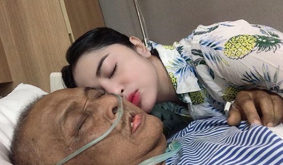 Dewi Perssik: Papi Ingin Meninggal sama Saya Dewi Perssik: Papi Ingin Meninggal sama Saya