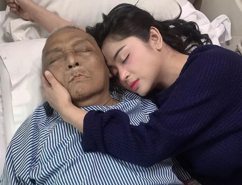Tiba di Kampung Halaman, Jenazah Ayah Dewi Perssik Disambut Bupati Jember Tiba di Kampung Halaman, Jenazah Ayah Dewi Perssik Disambut Bupati Jember