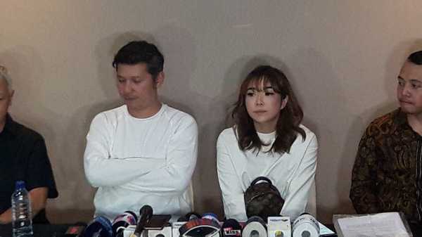 Sidang Cerai Gisella - Gading Akan Diputus <i>Verstek</i> Sidang Cerai Gisella - Gading Akan Diputus <i>Verstek</i>