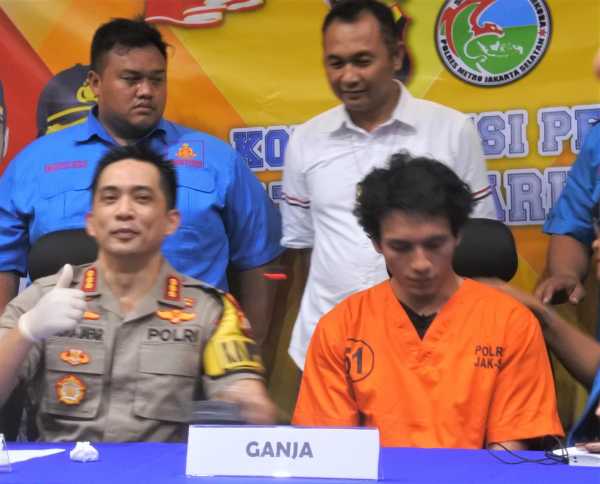 Ayah Menangis Jenguk Jefri Nichol di Polres Jakarta Selatan Ayah Menangis Jenguk Jefri Nichol di Polres Jakarta Selatan