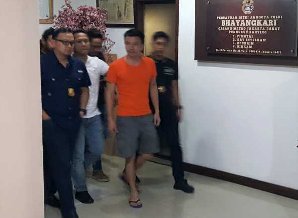 Jerry Aurum Ditangkap saat Denada Rawat Anak Sakit di Singapura Jerry Aurum Ditangkap saat Denada Rawat Anak Sakit di Singapura