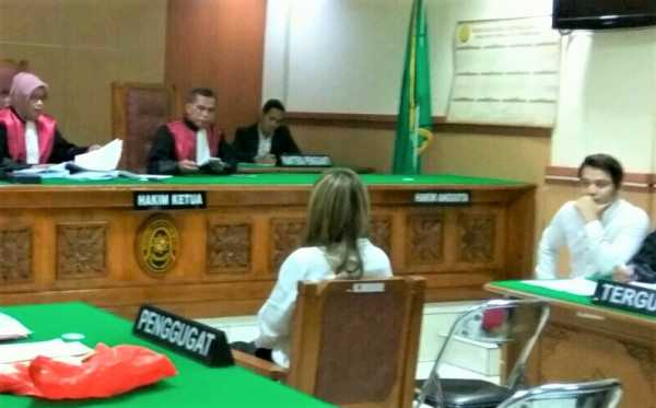 Hilda Vitria Akui Dinikahi Kriss Hatta, Tapi Tak Pernah Hubungan Intim Hilda Vitria Akui Dinikahi Kriss Hatta, Tapi Tak Pernah Hubungan Intim